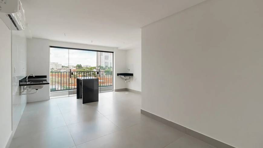 Sala de estar com piso, luminária e janelas