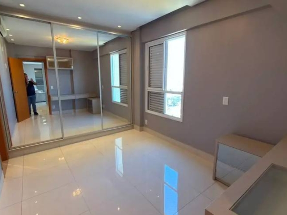 Sala de estar com espelho, piso e janelas