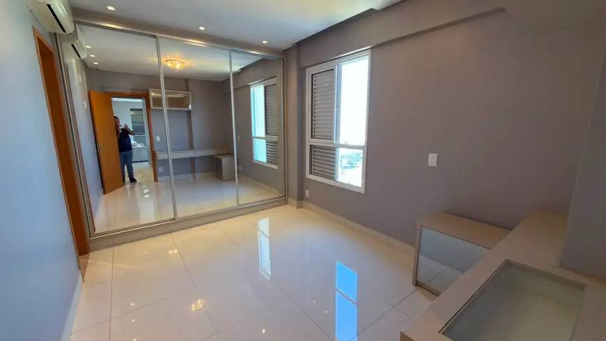 Sala de estar com espelho, piso e janelas