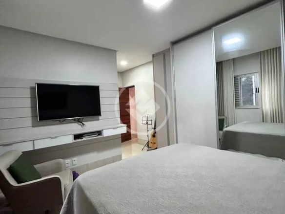Sala de estar com televisão, cadeiras e tapete no Alphaville Araguaia