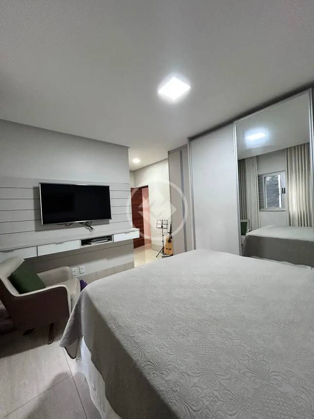 Sala de estar com televisão, cadeiras e tapete no Alphaville Araguaia