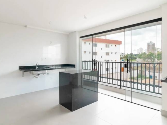 Sala de estar com piso e luminária