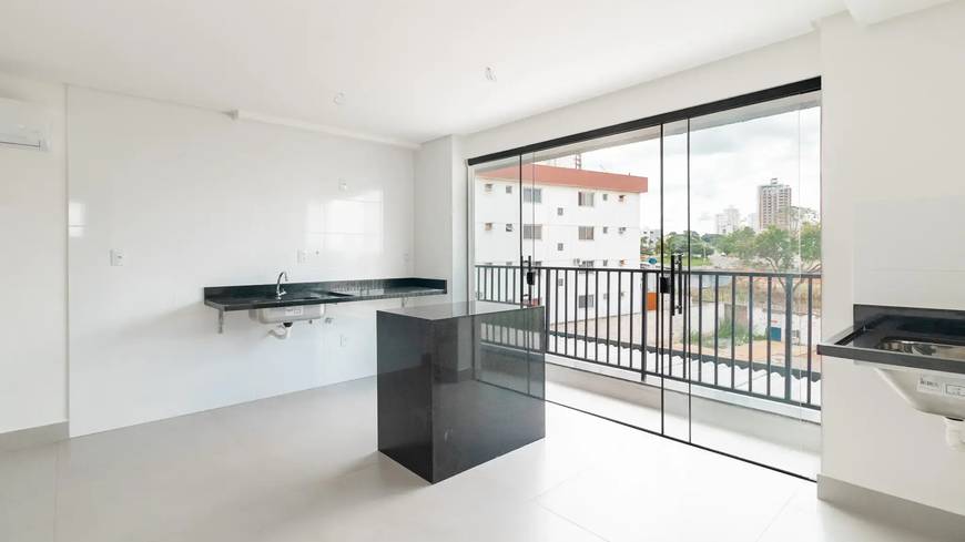 Sala de estar com piso e luminária