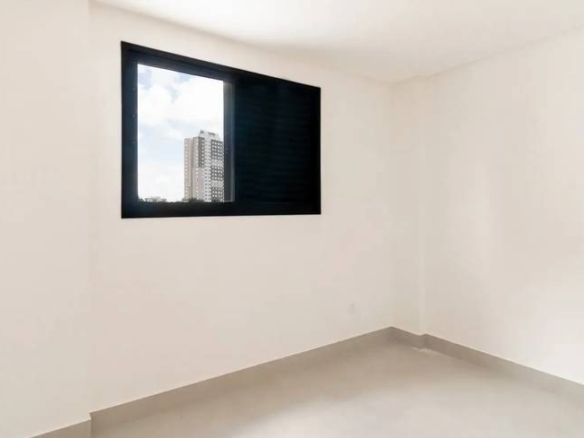 Sala de estar com janelas e piso, além de iluminação natural