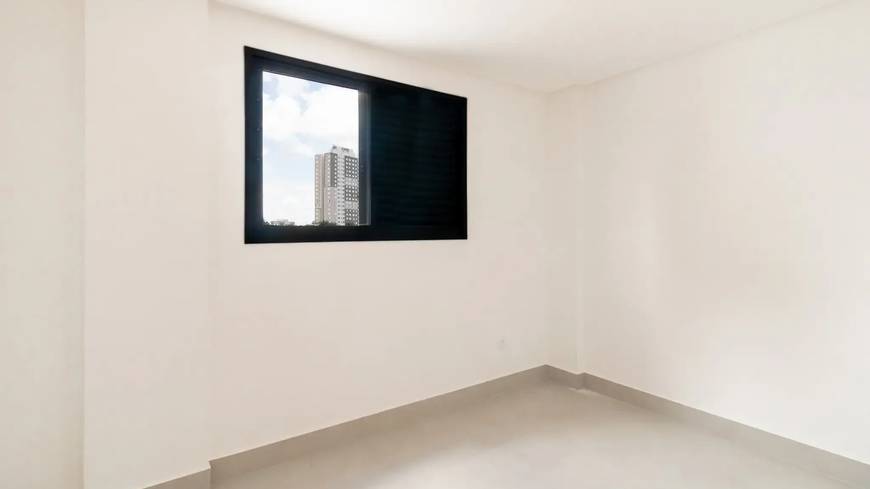 Sala de estar com janelas e piso, além de iluminação natural
