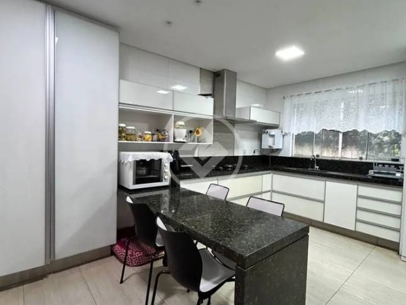 Cozinha com mesa e cadeiras, além de iluminação embutida