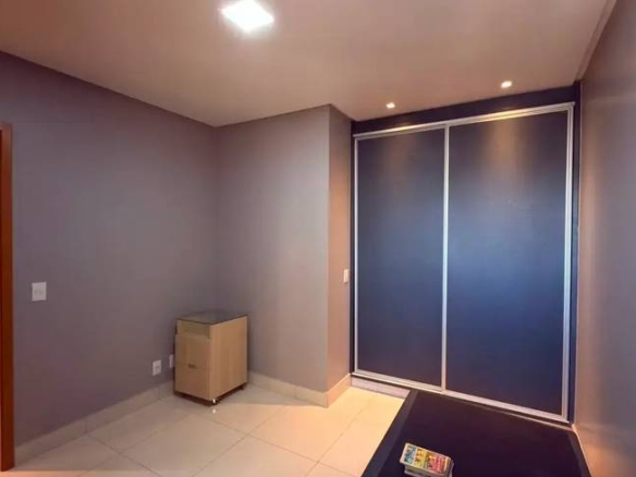 Sala de estar com painel de televisão e luminária