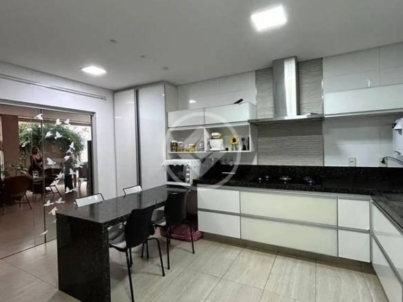 Sala de estar com mesa e cadeiras, além de iluminação embutida