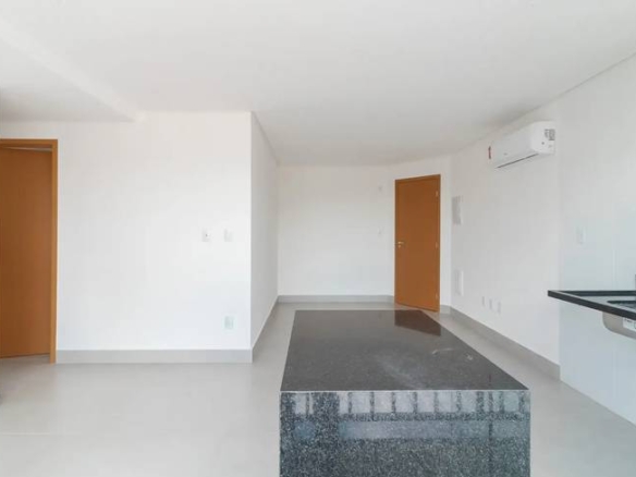 Sala de estar com piso, além de iluminação embutida e iluminação natural