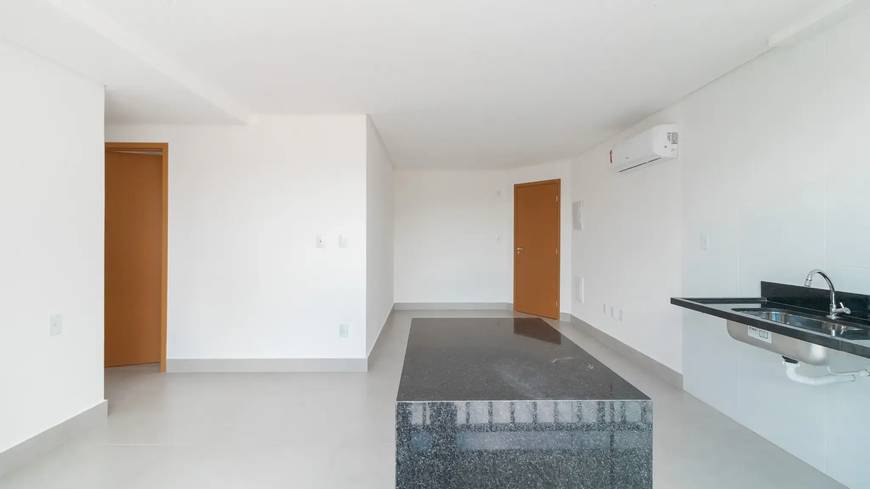 Sala de estar com piso, além de iluminação embutida e iluminação natural