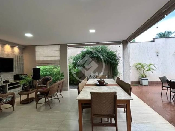 Sala de estar com mesa e cadeiras, além de iluminação embutida