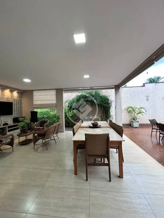 Sala de estar com mesa e cadeiras, além de iluminação embutida