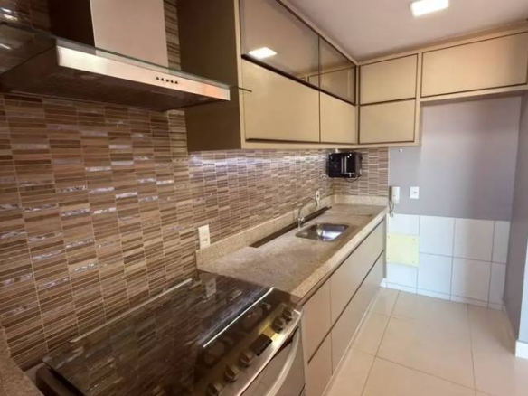 Cozinha, além de iluminação embutida e revestimento de madeira