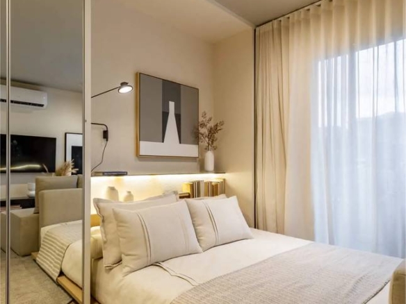Quarto com cama e espelho