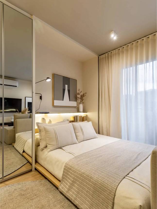 Quarto com cama e espelho
