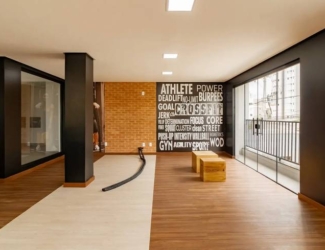 Sala de estar com cadeiras, além de iluminação embutida