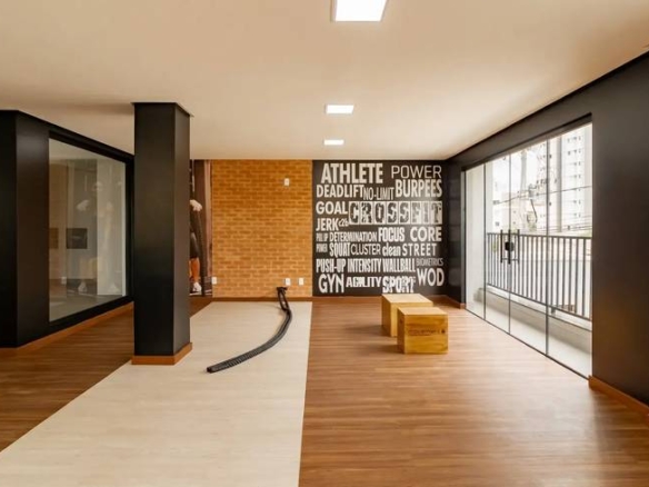 Sala de estar com cadeiras, além de iluminação embutida