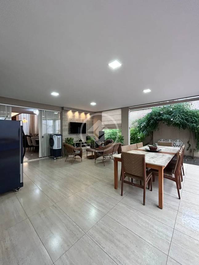 Sala de estar com mesa e cadeiras, além de iluminação embutida