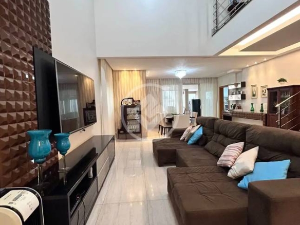Sala de estar com sofá, televisão e tapete