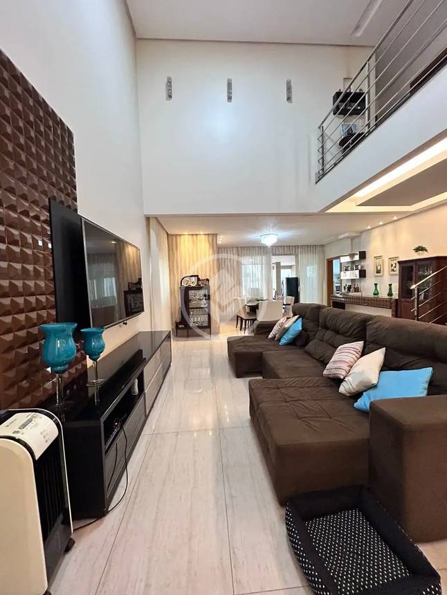 Sala de estar com sofá, televisão e tapete
