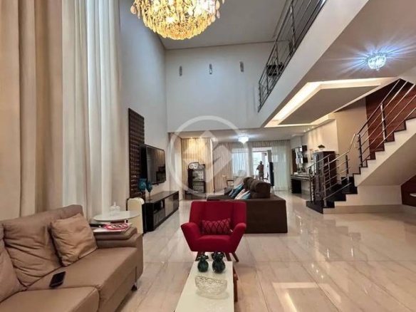Sala de estar com sofá, mesa e luminária, além de iluminação embutida no Alphaville Araguaia