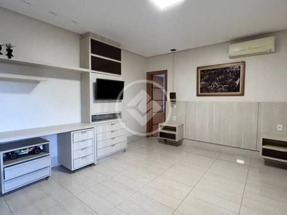 Sala de estar com televisão e armário, além de iluminação embutida