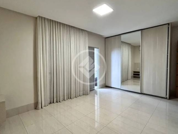 Sala de estar com espelho e luminária