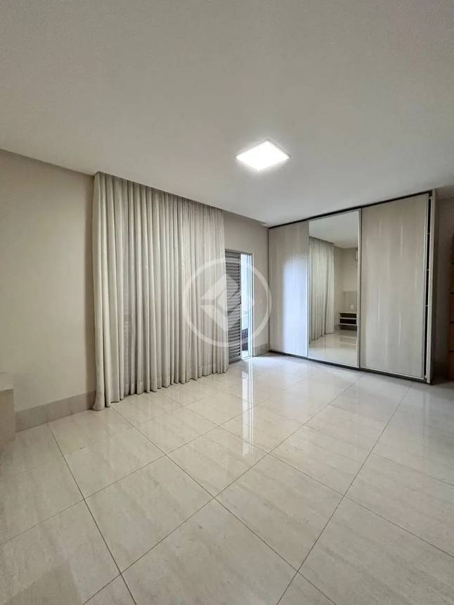 Sala de estar com espelho e luminária