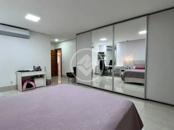 Ambiente interno com espelho e cama, além de iluminação embutida