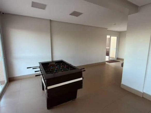 Sala de estar, além de iluminação embutida e revestimento claro