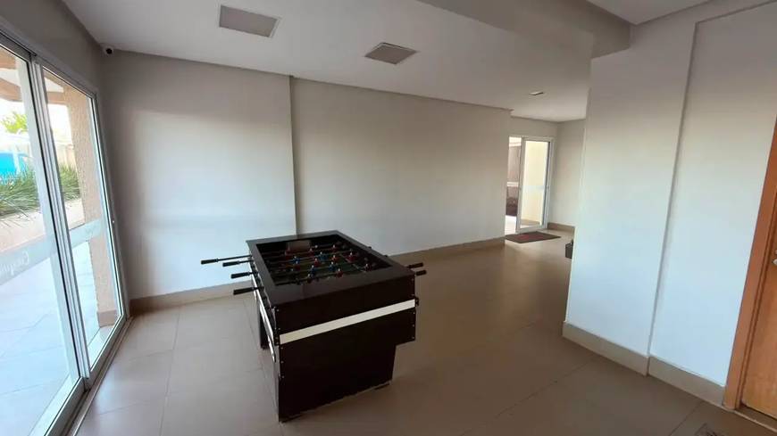 Sala de estar, além de iluminação embutida e revestimento claro