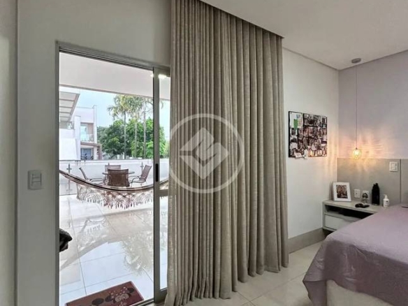 Ambiente interno com cama e tapete, além de iluminação embutida