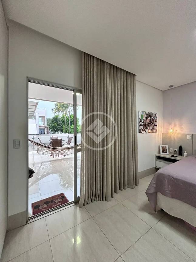 Ambiente interno com cama e tapete, além de iluminação embutida