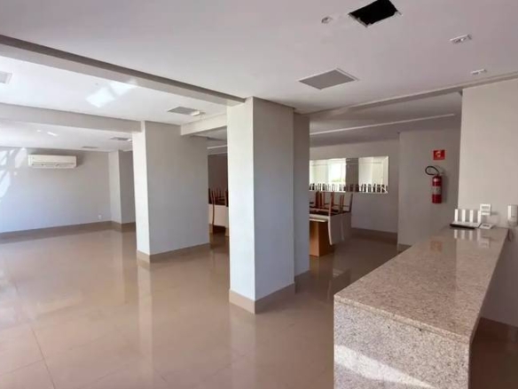 Sala de estar com teto rebaixado, além de revestimento claro