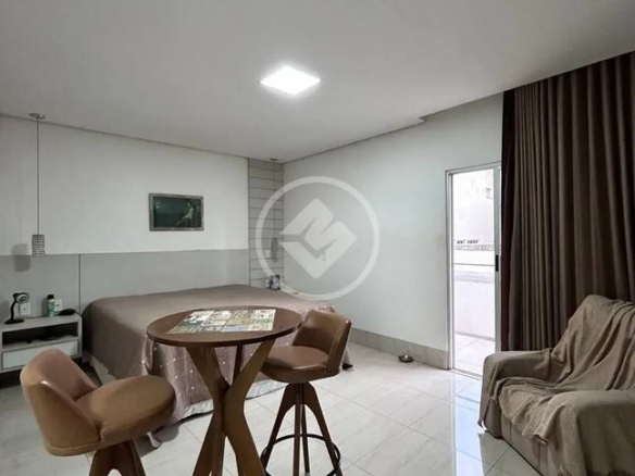 Sala de estar com mesa e cadeiras, além de iluminação embutida