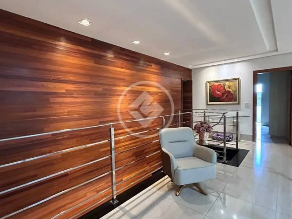 Sala de estar com cadeiras, luminária e tapete