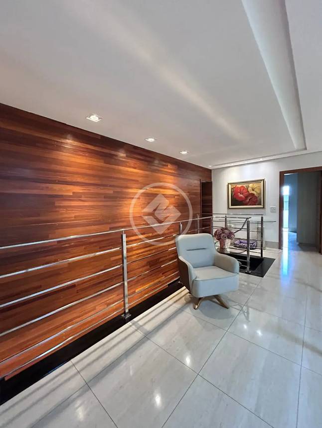 Sala de estar com cadeiras, luminária e tapete