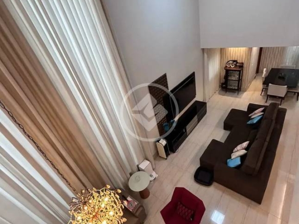 Sala de estar com sofá, mesa e luminária no Alphaville Araguaia